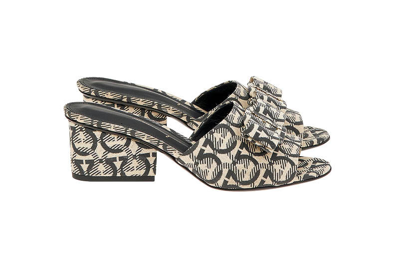 O modelo recente da sandália VIVA com o símbolo Gancini estampado em tecido jacquard já é um ícone de luxo